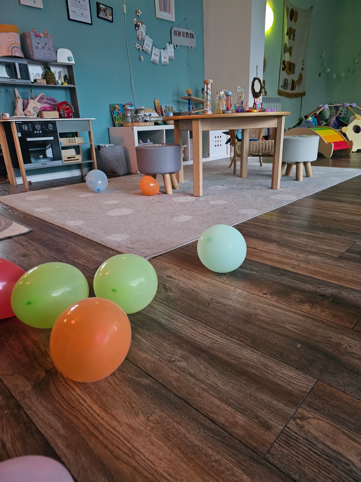 Spielraum mit bunten Luftballons